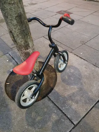 Bicicleta de aprendizaje roja y negra