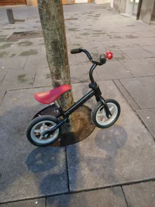 Bicicleta de aprendizaje roja y negra