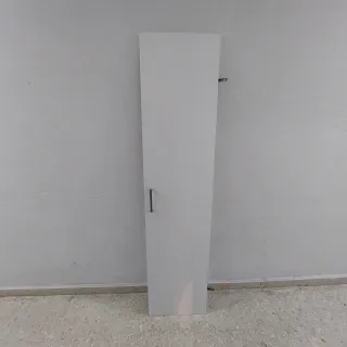 Puertas de madera blancas con tiradores y bisagras