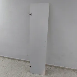 Puertas de madera blancas con tiradores y bisagras