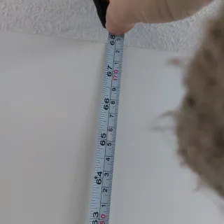 Puertas de madera blancas con tiradores y bisagras