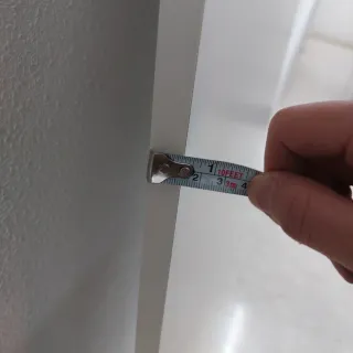 Puertas de madera blancas con tiradores y bisagras