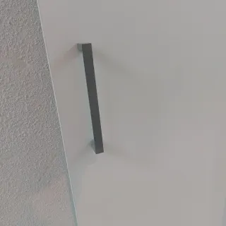 Puertas de madera blancas con tiradores y bisagras