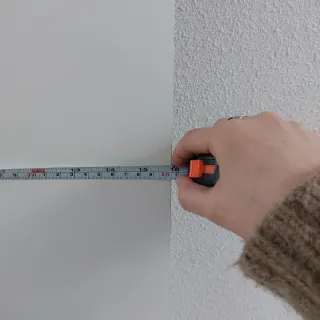 Puertas de madera blancas con tiradores y bisagras