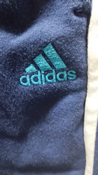 Pantalón Adidas azul con rayas