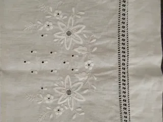 Cortina o toalla antigua bordada 1.10 x 60