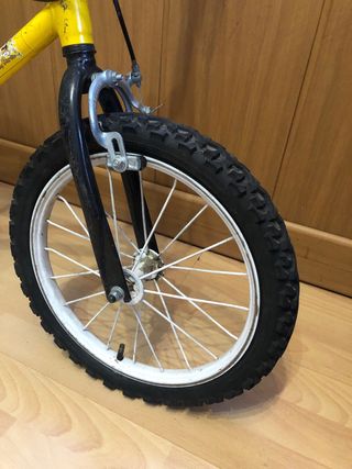 Bicicleta infantil amarilla