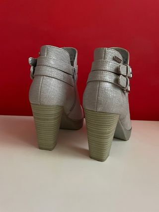 Botines plateados con hebillas