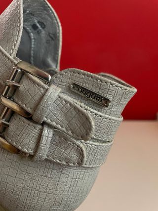 Botines plateados con hebillas