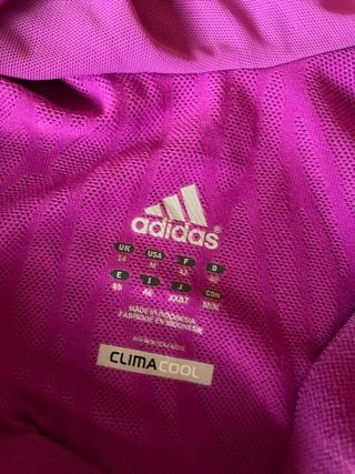 Camiseta Adidas Morada con Rayas Blancas