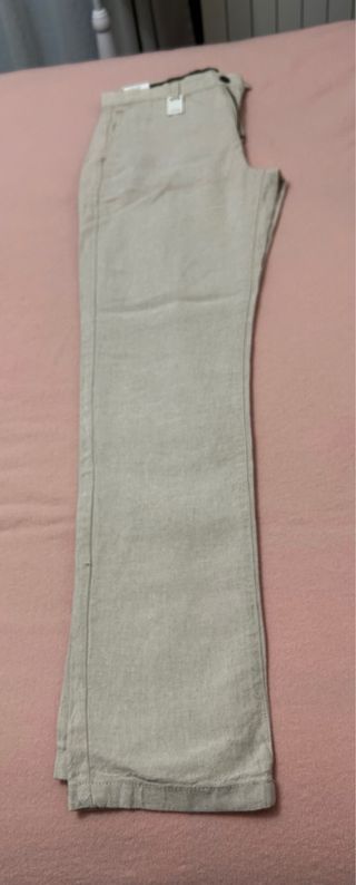 Pantalón de hombre de lino beige slim.