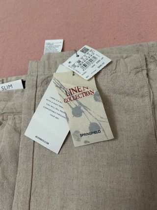 Pantalón de hombre de lino beige slim.