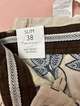 Pantalón de hombre de lino beige slim.