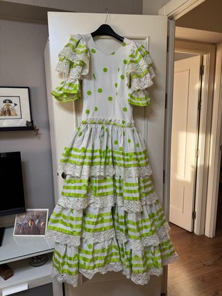 Traje de flamenca blanco y verde