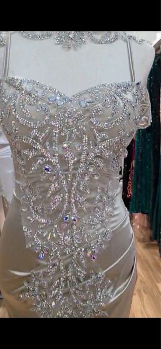 Vestido de fiesta plateado con pedrería