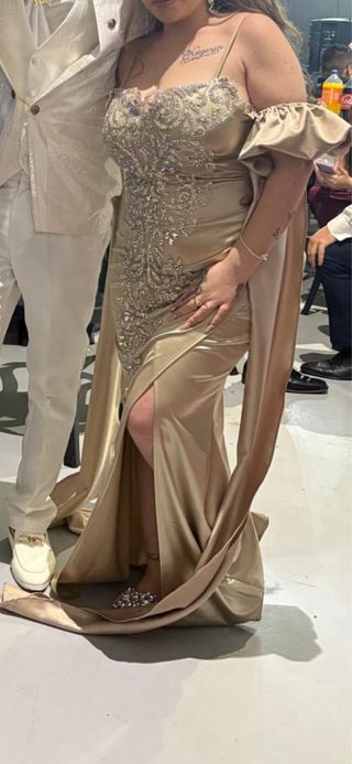 Vestido de fiesta plateado con pedrería