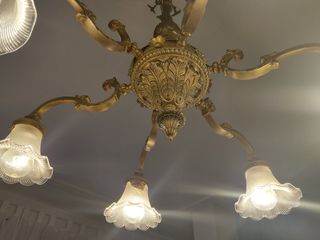 Lámpara de bronce vintage con tulipas de cristal