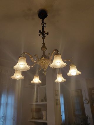 Lámpara de bronce vintage con tulipas de cristal