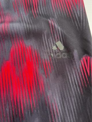 Mallas Adidas cortas estampado rojo