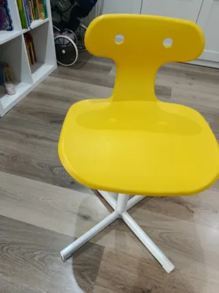 Dos sillas infantiles IKEA amarillas