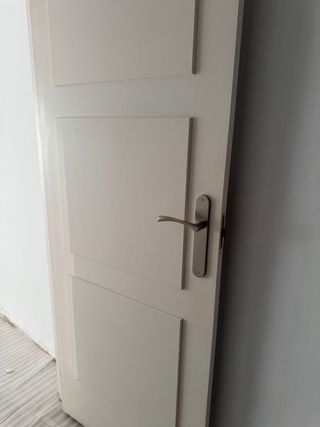 Puerta madera maciza blanca con manilla y bisagras