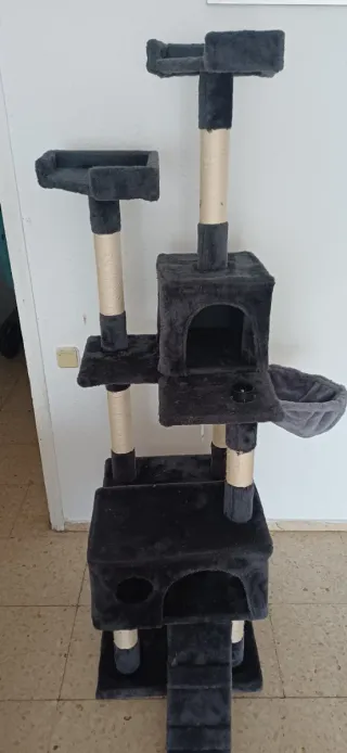 Torre rascadora para gatos gris