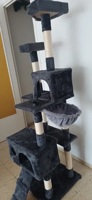 Torre rascadora para gatos gris