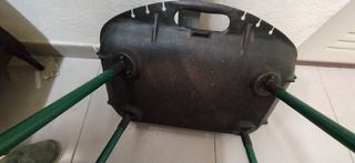 Barbacoa metálica con parrilla y mango madera