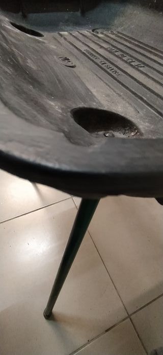 Barbacoa metálica con parrilla y mango madera