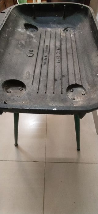 Barbacoa metálica con parrilla y mango madera