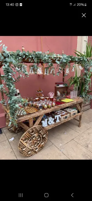 Carro de madera hecho a mano para eventos