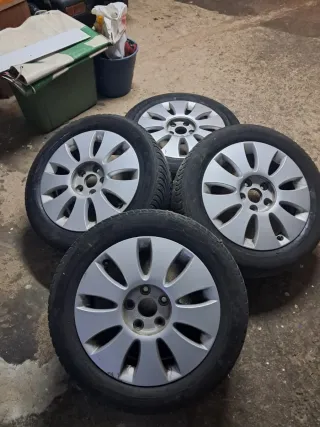 4 Llantas de aleación con neumáticos de invierno