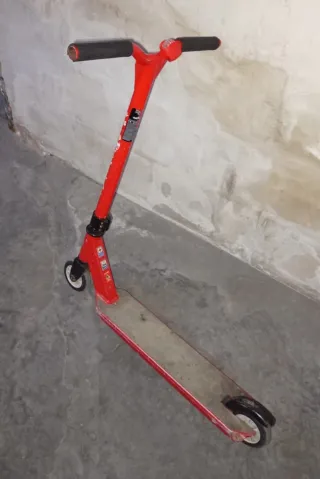 Patinete rojo
