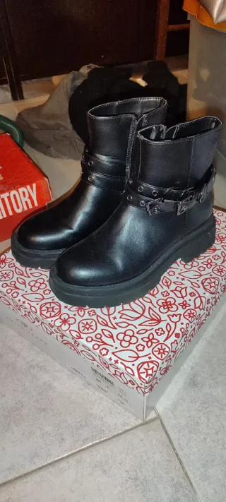 Stivaletti neri donna con fibbie