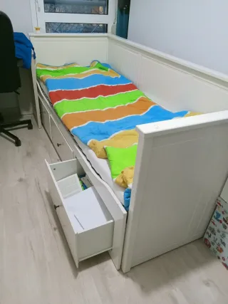 Cama doble con 3 cajones. Se regalan Dos colchónes