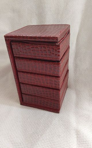 Joyero granate con compartimentos