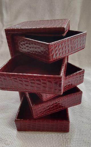 Joyero granate con compartimentos