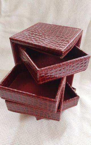 Joyero granate con compartimentos