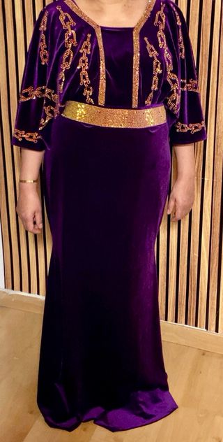 Vestido largo de terciopelo rojo con bordado dorad