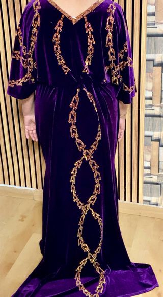 Vestido largo de terciopelo rojo con bordado dorad