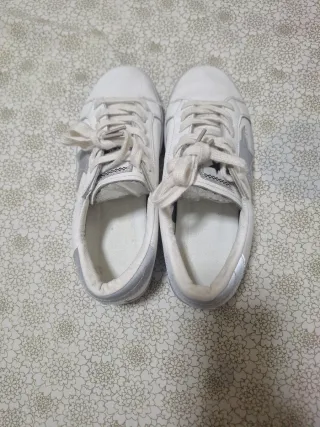 Zapatillas Blancas con Estrella Plateada