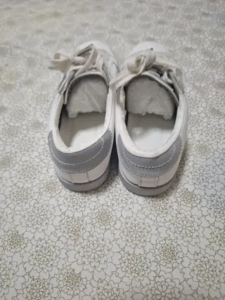 Zapatillas Blancas con Estrella Plateada