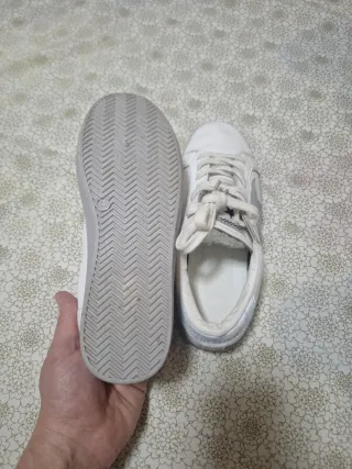 Zapatillas Blancas con Estrella Plateada