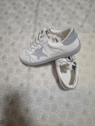 Zapatillas Blancas con Estrella Plateada