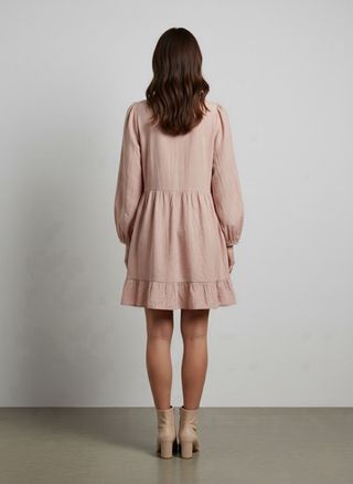 Vestido camisero rosa con volante