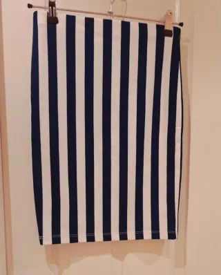 Falda lápiz rayas azul marino y blanco