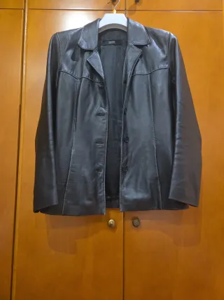 Americana de piel auténtica negra