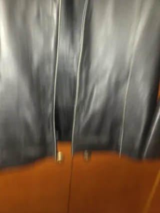 Americana de piel auténtica negra