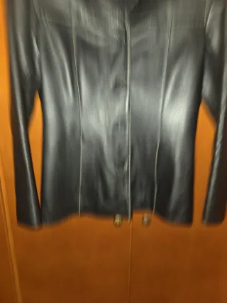 Americana de piel auténtica negra