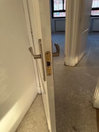 Puerta madera maciza con herrajes